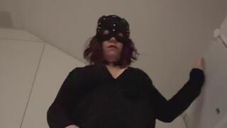 Écrasement d’un pénis avec des talons