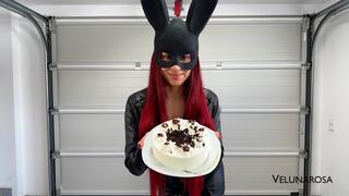 Messy Cake Crush - Destruction with High Heels & Nylon Feet