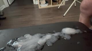 Horse Hung Bodybuilder Pumps Multiple Loads Onto His Workout Bench