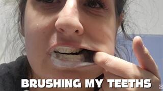 LATINA BRUSHING HER TEETH (TEETH FETISH)