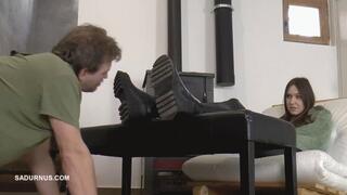 Mistress Cassy's dirty boots are cleaned by the slave's tongue A mp4