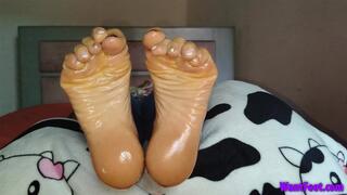 Arched Soles Dripping Oil - 4K MP4