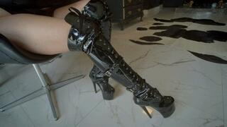 Slave being humiliated and his ass opened by the Queen