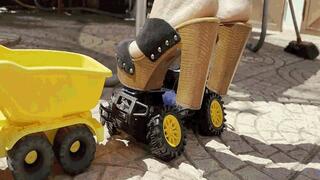 Giantess destroys cars-4 AVI