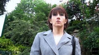 TO GET A DISCOUNT HE FUCKS THIS COUGAR MILF IN ALL HOLES