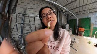 6k ANNA controls the dwarf VORE with her palm and eats the dwarf 360VR