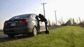 Foot play in his car (wmv)