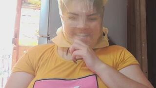 JESSIE APLASTA Y ASFIXIA SU CARA CON UNA BOLSA DE PLÁSTICO