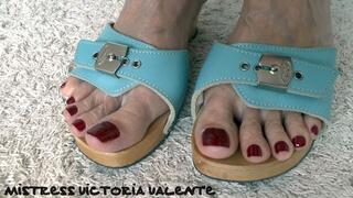Wooden mules, sexy feet with red painted toenails, Lady Victoria Valente