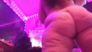Giantess MILF PAWG blows bubble while you stare at her bubble butt!
