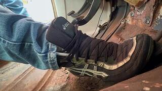 Wrestling sneaker - male pedal pumping