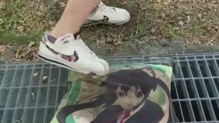 my cute girlfriend trample and crush pillow with very dirty shoes