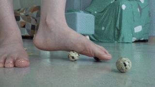 The goddess Su Su stomped on the testicles with her beautiful feet, crushing them all!