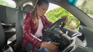 Jarlyn conduce su Chevrolet Aveo