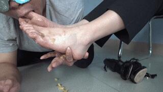 Jiajia Goddess stomps on bananas to feed the teacher, licks her feet!