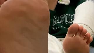 Ti faccio arrapare con i miei piedi e i miei calzini sudati