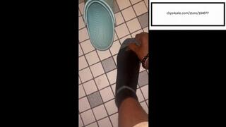 Niauhhh itchy feet in restroom