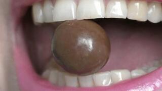 You are chewing chocolate balls MP4 FULL HD 1080p