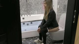 I sit on my beloved toilet MP4 HD 720p