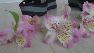 Crushed flowers with platform sandals d