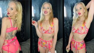 Chain Smoking VS 120 in sexy Dessous