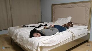 The bed restraint climax experience of the girl in cowboy boots (Chinese model)