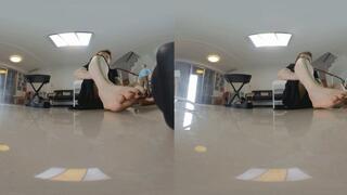 3DVR 180-degree MOMO's stinky feet played with the dwarf's mouth to humiliate him