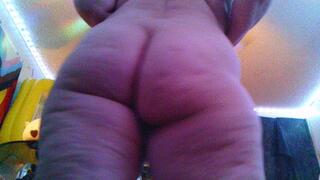 MILF PAWG shows off her amazing Ass Clenching abilities by holding various ducks and stuff in her crevice