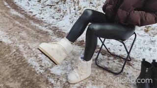 sexy Oleanora walking in latex