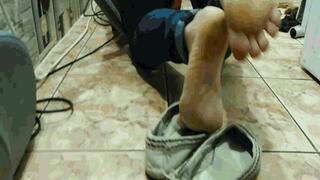 Ballet flats in the trash can AVI (1280x720) FHD