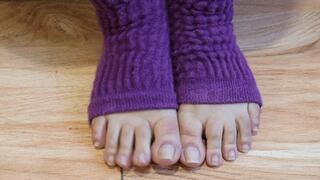 Dolce Amaran working her toes -BBW - FEET - TOES - CLOSE-UP - NAILS - TOES WIGGLING - BAREFOOT -