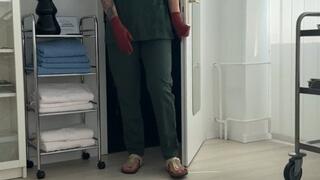 Dr Aurora Nia Noxx untersucht dich