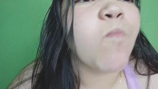 chica gorda probando chicles