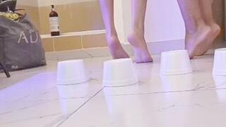 2 girls pisando vasitos bien rico no face