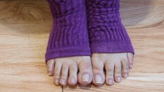 Dolce Amaran working her toes - FOR MOBILE DEVICE USERS -BBW - FEET - TOES - CLOSE-UP - NAILS - TOES WIGGLING - BAREFOOT -