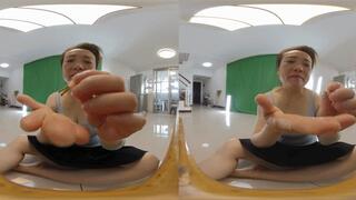 3DVR 180-degree MOMO played with the dwarf VORE's buttocks flattened it and farted