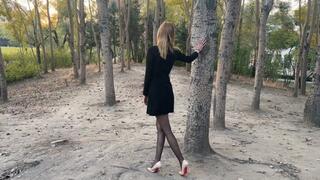 The girl was walking in the park in high heels and accidentally twisted her foot, it hurt so much that she had to hop on one leg (Re-realize)