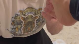 Cornuto insultato e costretto a bere sborra