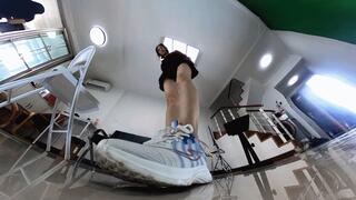 The 6k 172 tall giant's sports sole squeezes the dwarf's 360VR