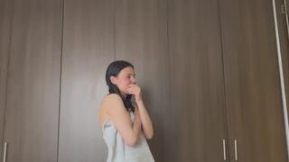 Mi empleada aprende a masajear y besar los pies