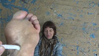 My feet are good for an ashtray - Lotta puts out 60 cigarettes on her feet