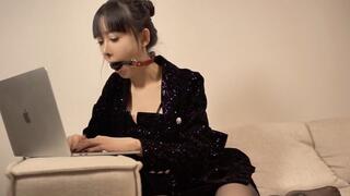 Everyone is a slave to work, with their hands and feet bound, unable to speak freely