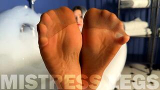 Goddess takes a bath in tan pantyhose and teases you with nylon feet (MP4 4K)