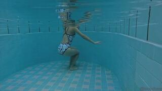 [Underwater work] (no goggles, face shown) Underwater blowjob measured with a time watch! ? Fainting action from overdoing it! Actor panics ????