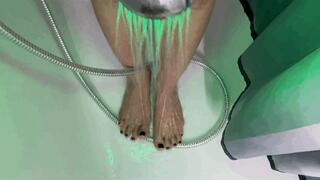 KIRA BATHTUB TIME - MOV Mobile Version