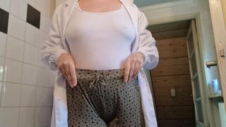 The doctor goes to the bathroom 760HD