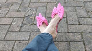 Shoe and foot fetish in public with fuchsia mules (avi)