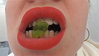 JELLIES ARE AT THE MERCY OF MY CROOKED TEETH!AVI
