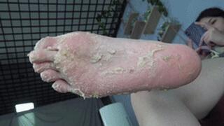 Qianqian Goddess's beautiful feet on cookies and yogurt, dirty feet tempting you!