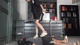 Jia Jia Goddess stomps on dirty shoes and humiliates, licking the soles of the shoes!